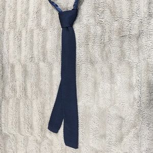 Textured blue skinny tie